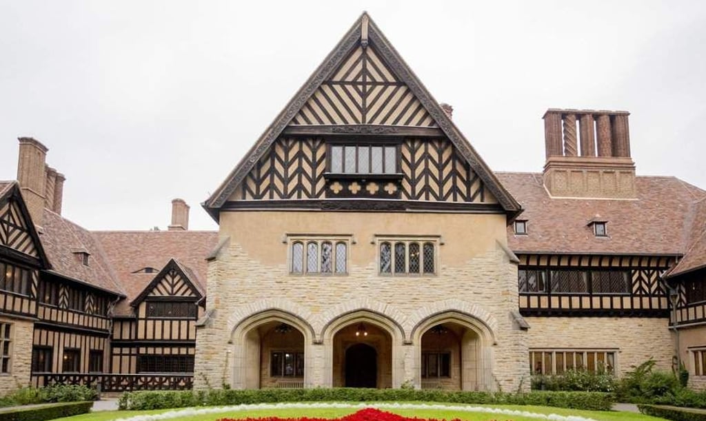 Digital können Teilnehmer einer Führung das Schloss Cecilienhof in Potsdam besuchen.