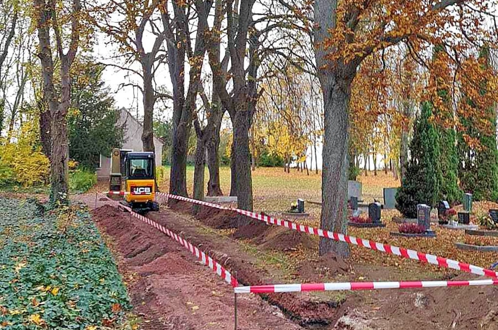 Die Schachtarbeiten für die Wasserleitung auf dem Friedhof in Belleben haben begonnen.