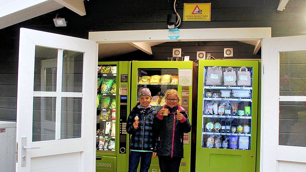 Mara und Bente wissen genau, was sie aus den Automaten in Haldensleben am liebsten mögen. Ein solches Häuschen mit Hofladenautomaten wird kommende Woche auch in Flechtingen eingeweiht.