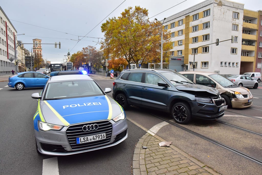 Unfall Askanische Strasse Kreuzung August-Bebel-Platz