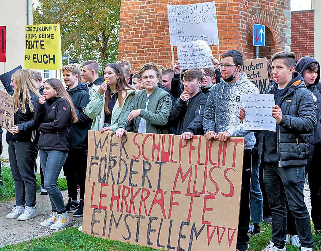 Lehrer und Schüler gingen auf die Straße, weil sie den Lehrermangel nicht länger hinnehmen wollten.