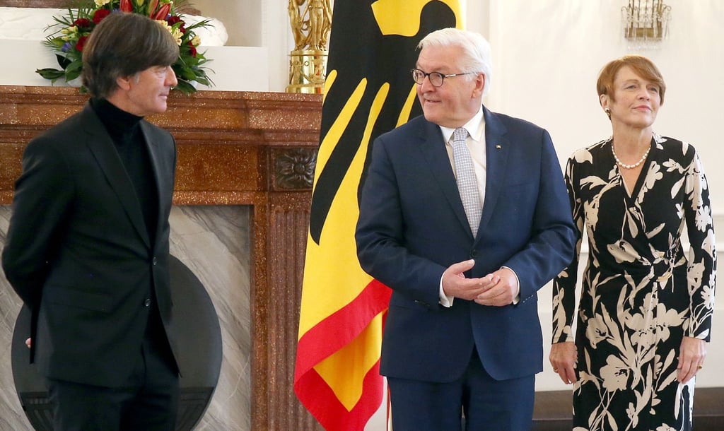 Bundespräsident Frank-Walter Steinmeier und seine Frau Elke Büdenbender empfangen im Schloss Bellevue Joachim Löw.