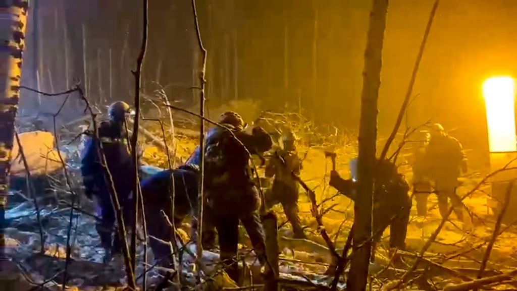 Rettungskräfte an der Absturzstelle.