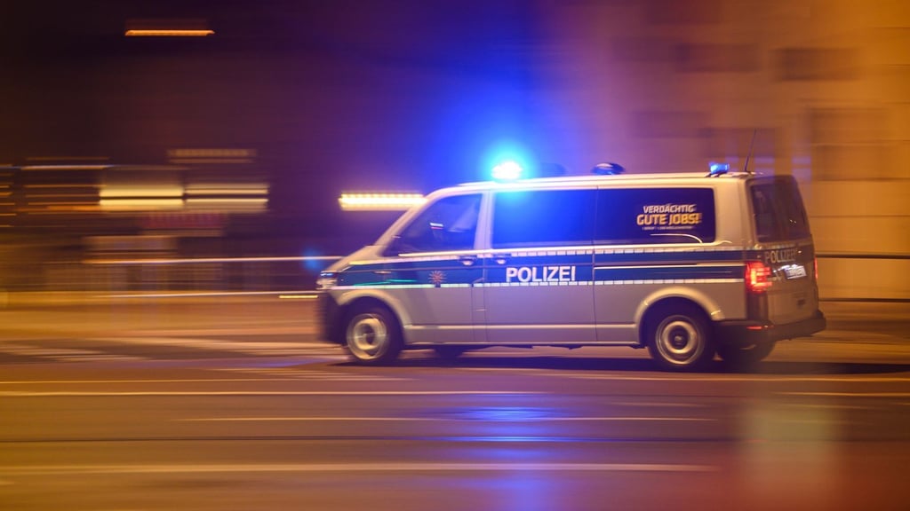 Die Bundespolizisten sprachen den Mann die Festnahme aus und nahmen ihn zunächst mit auf die Dienststelle auf Bahnsteig 1.