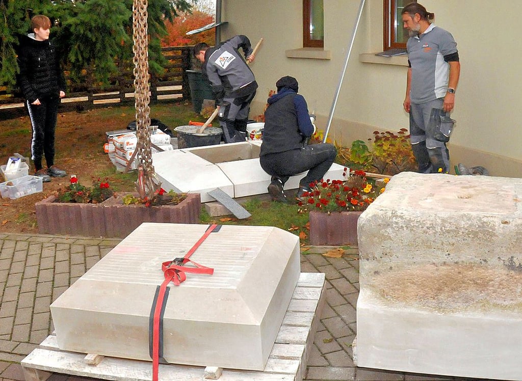 Insgesamt dauerte das Aufstellen gut viereinhalb Stunden. Die Prellsteine und deren Ausrichtung nahmen am meisten Zeit in Anspruch.