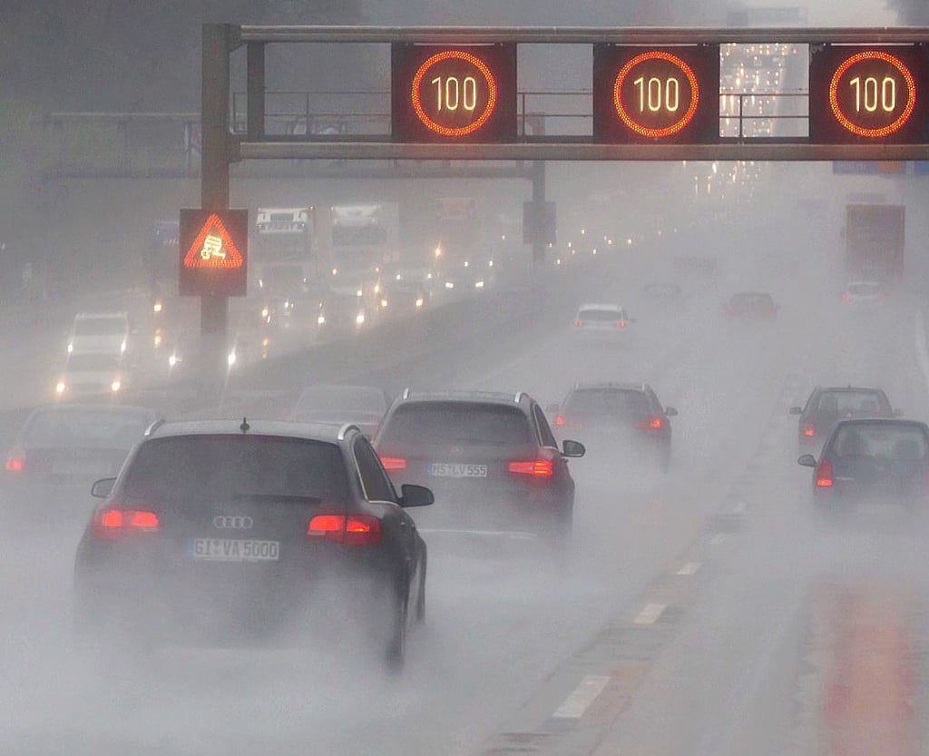 Runter vom Gas bei Starkregen. Auch auf der A14 im Salzland zeigten die Anzeigetafeln gestern Tempo 100 an.