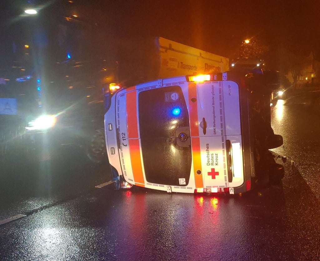 In der Nacht zu Donnerstag (4. November) ist in Eichenbarleben im Landkreis Börde ein Rettungswagen umgekippt. Der 51-jährige Fahrer kam in einer Linkskurve von der Fahrbahn ab.