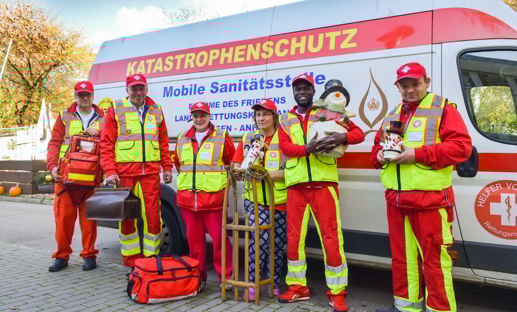 Schneemannbauen und Schlittenfahren: Winter kann so schön sein. Auf die unangenehmen Seiten wollen sich Jörg Kleindienst, Raymond Schulz, Heidi Gehrt, Simone Stüwe, Thierno Diallo und Sebastian Scholz (v. li.) vorbereiten.