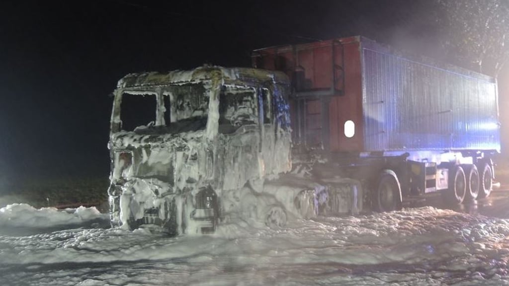 Die Feuerwehren legten einen Schaumteppich um das Fahrzeug. Die Zugmaschine des Lkw brannte neben der B71 vollständig aus.