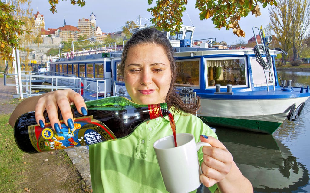 Anastasiia Belina serviert während der Fahrten mit der Saalefee Glühwein und Stolle.