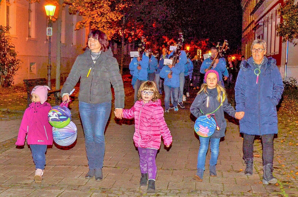 Leiterin Marion Liehr (rechts) und Erzieherin Manuela Härtel zogen mit Kindern vor der Schalmeienkapelle durch Wanzleben.