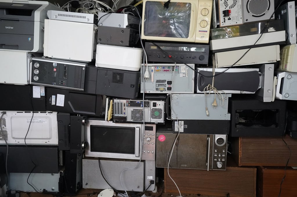 Entsorgte Elektrogeräte stehen aufeinander gestapelt.