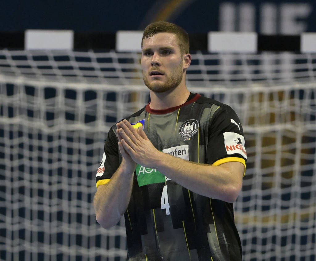 Deutschlands neuer Kapitän Johannes Golla steht auf dem Spielfeld.