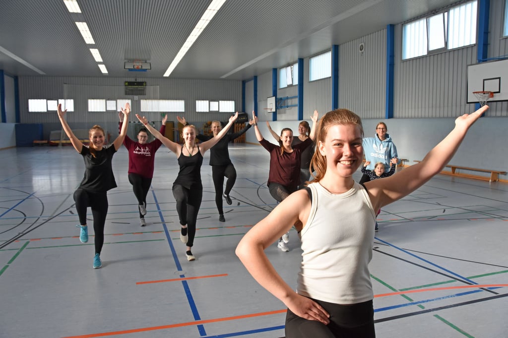 Maja Bösche (vorn) ist die Leiterin vom Damenballett des Calvörder Karnevalsclubs. Die Frauen proben in der Sporthalle und können den Auftritt bei ihrer ersten Show in Grauingen kaum erwarten.