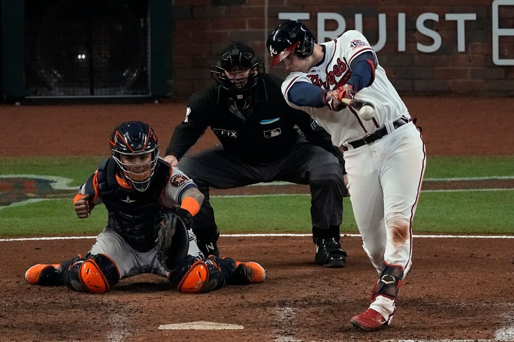 Austin Riley (r) von den Atlanta Braves in Aktion.