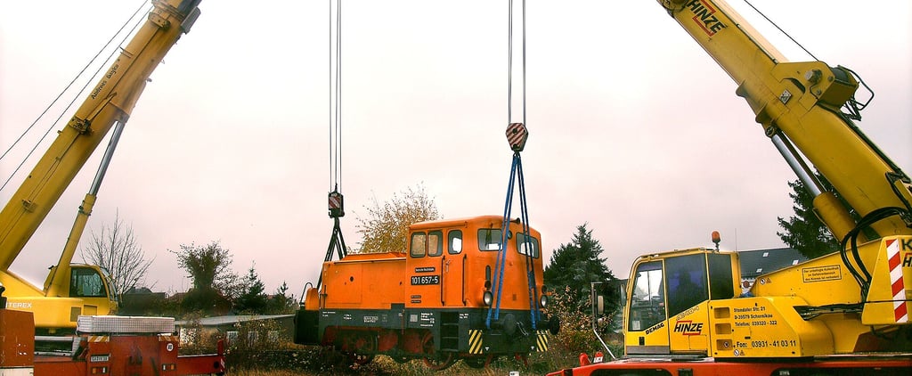 Mit zwei Autokranen wurde die Rangierlok der Baureihe V22 von Michael Frank auf das ehemalige Ladegleis am Bahnhof in Oebisfelde gesetzt.