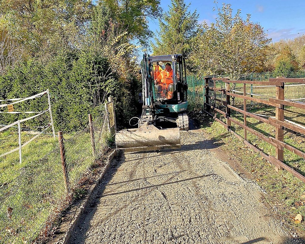 Die Gemeinde Bördeaue lässt den Radweg hinter dem Unseburger Friedhof erneuern.