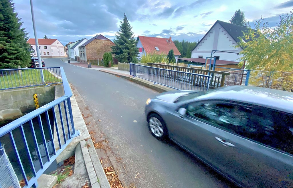 Die Brücke in der Lindenstraße muss 2024 neu gebaut werden, weil das Wehr erneuert werden muss. Auch eine Fischtreppe soll dann entstehen.