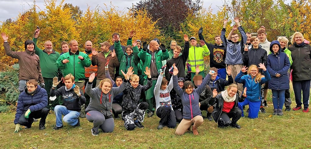 Nach vollendetem Arbeitseinsatz fanden sich alle Beteiligten der Regenbogenschule und vom Garten-Team der Pfeifferschen Stiftungen zu einem Erinnerungsfoto zusammen.