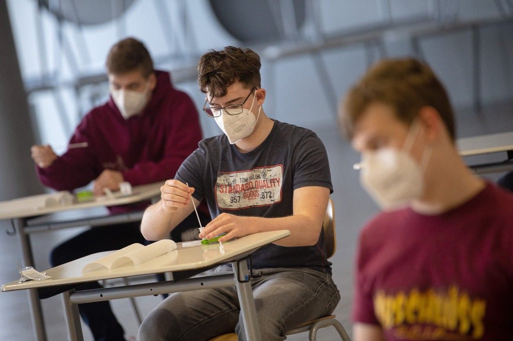 Neben den Infizierten sollten gegebenenfalls die Geschwisterkinder isoliert werden, die die gleichen Schule besuchten.