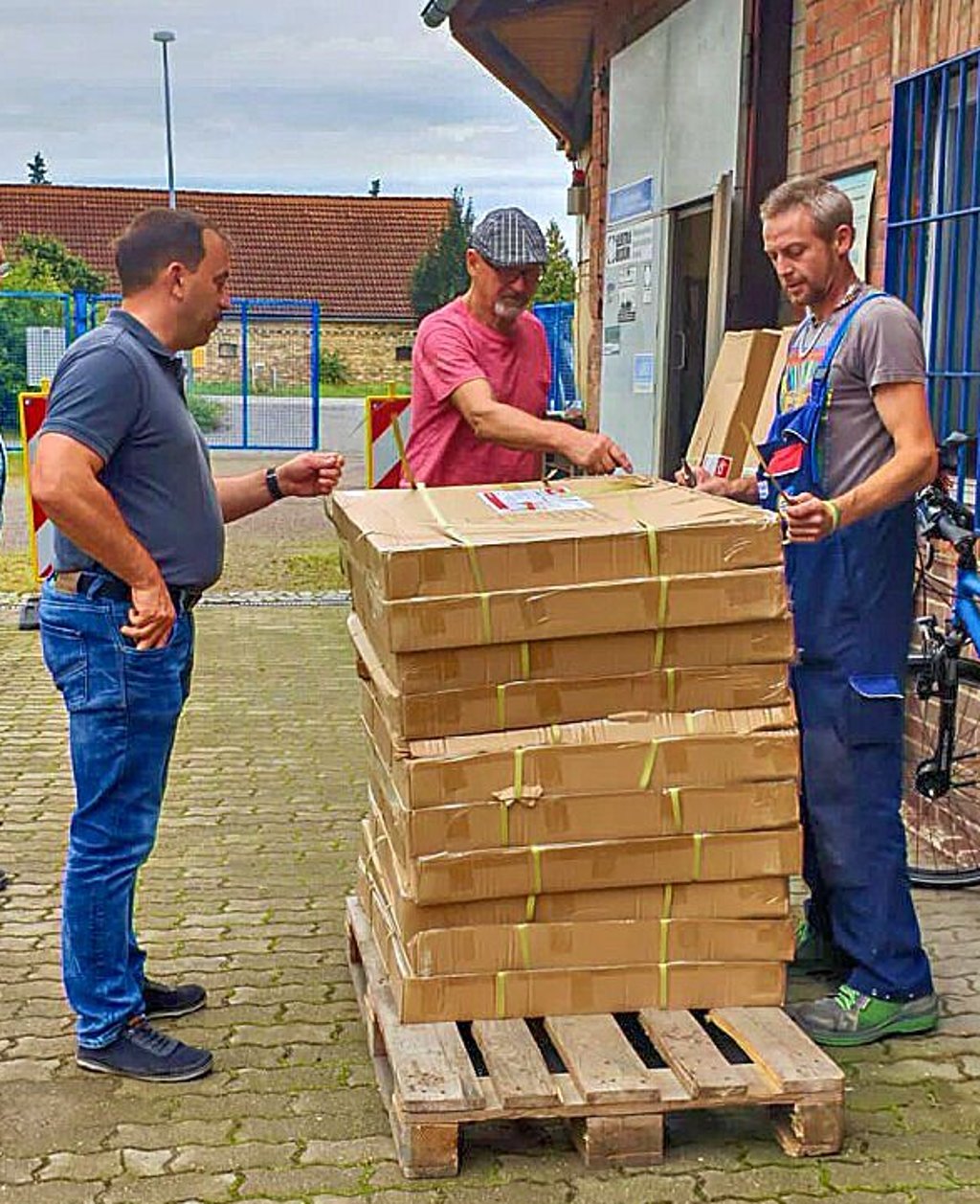 In Einzelteilen ist die Lieferung der Holzbänke erfolgt.