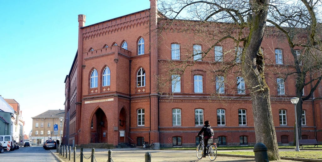 Sieben Männer stehen nach einer Prügelserie vor dem Landgericht Stendal.