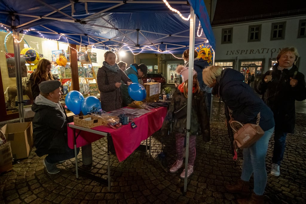 Trubel vor dem Geschäft SpielZeitz. 19 Uhr beginnt hier der Fackelzug.