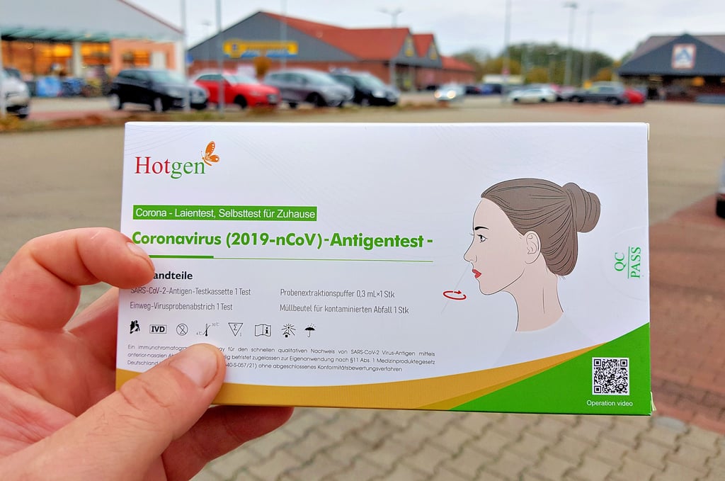 Husten, Schnupfen, Fieber? Wer wissen möchte, ob eine Corona-Erkrankung vorliegt, kann fürs Erste einen Laientest machen. Die sind aber nicht überall zu bekommen, waren am Mittwochnachmittag bei dm (links) vergriffen. Edeka (Mitte) hat die Tests nicht mehr im Sortiment. Nur Aldi hatte welche vorrätig.