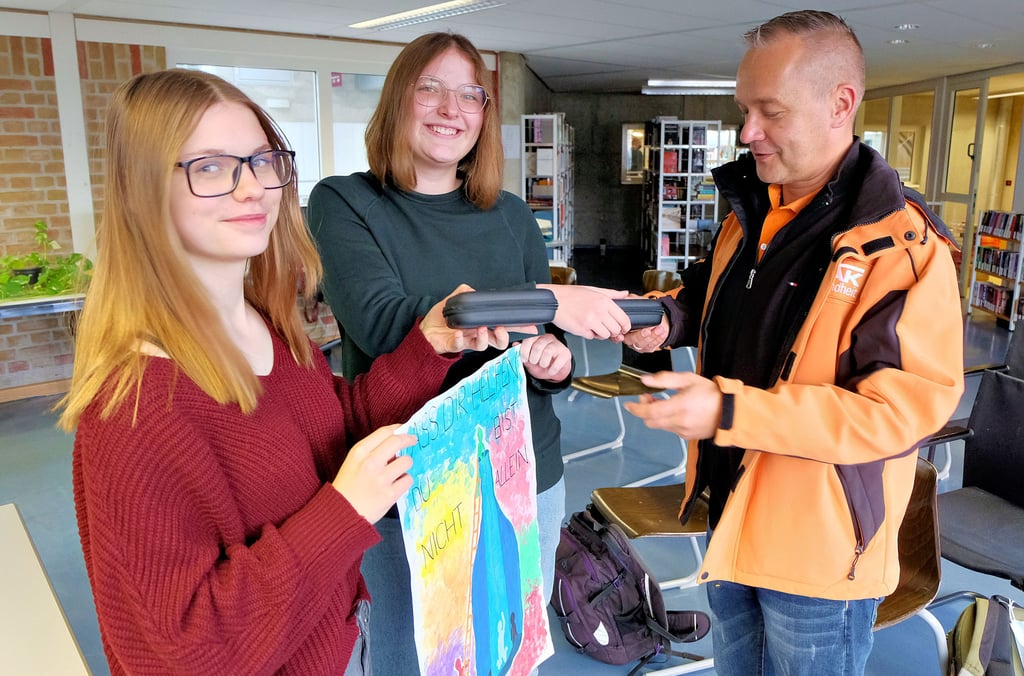 DAK-Mitarbeiter Thomas Büttner überreicht Anni Hesse (links) und Marlene Kluge kleine Teilnahmegeschenke.