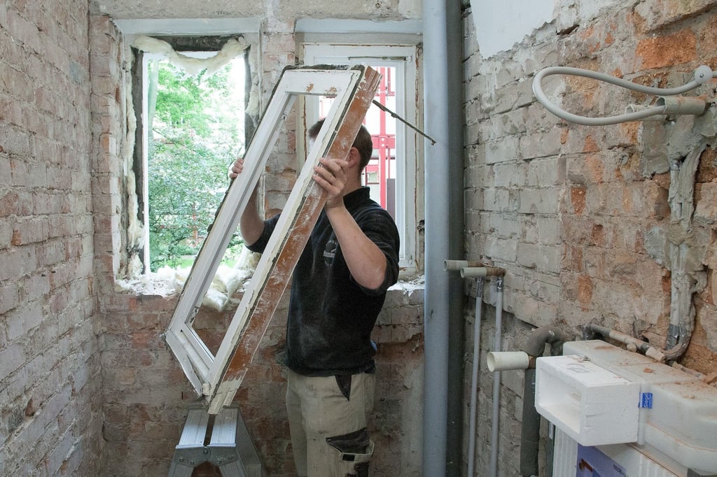 Wer ein altes Haus auf einen modernen Stand bringen will, muss teils erheblich investieren und das Haus stark umbauen.