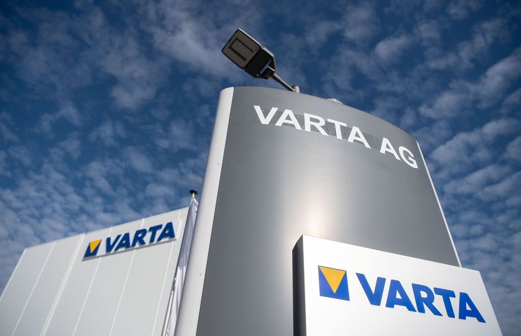 Für 2021 rechnet Varta mit einem Umsatzanstieg um 3,5 Prozent auf 900 Millionen statt auf 940 Millionen Euro.