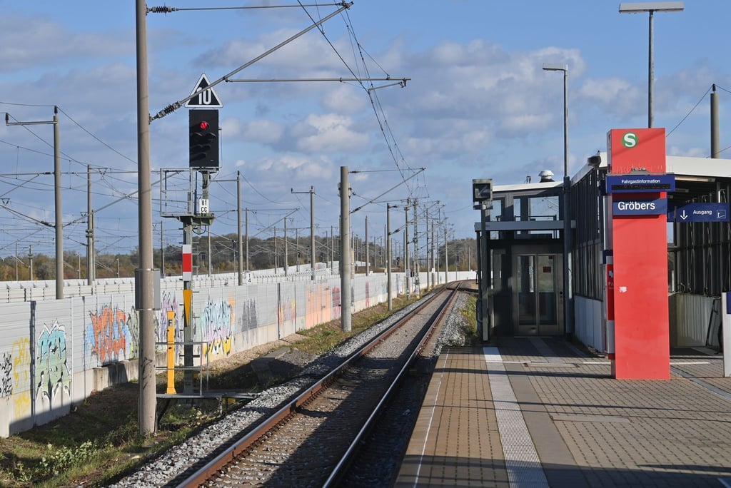 Sonne scheint auf einen Bahnhof in Sachsen-Anhalt.