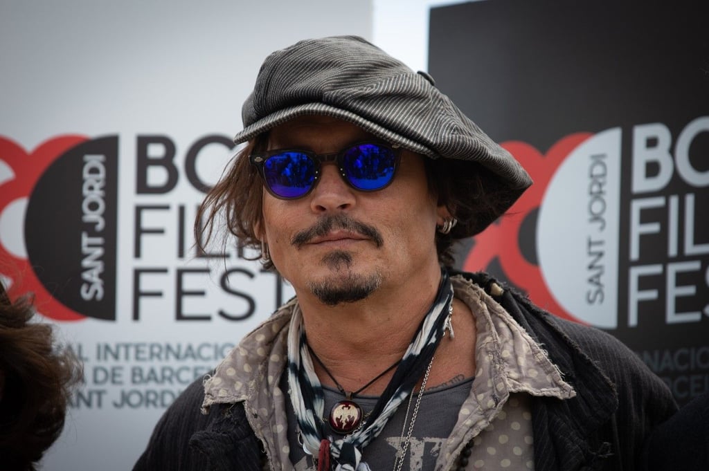 Johnny Depp mit Knebelbart.