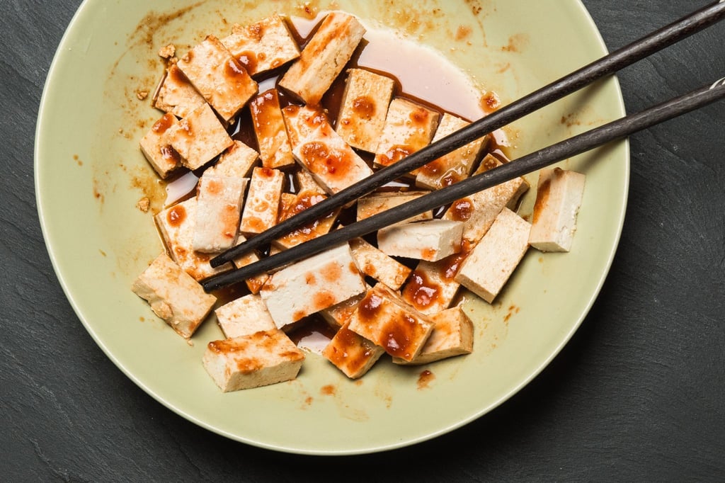 In einer selbst gemischten Marinade bekommt Naturtofu eine würzige Note.