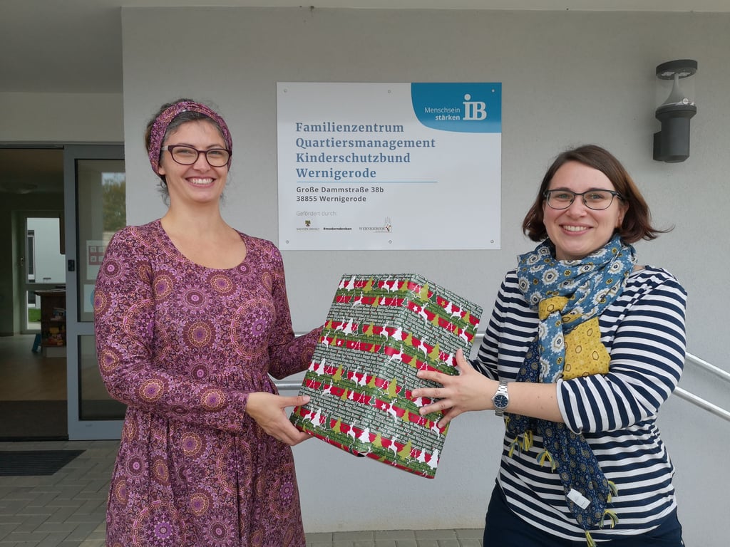 Jessica Munzke (links) und ihre Mitstreiter vom Wernigeröder Familienzentrum starten zum vierten Mal eine Geschenkaktion, an der sich die Lehrerin Elisa Lehmann und ihre Schüler vom Stadtfeld-Gymnasium erneut beteiligen.