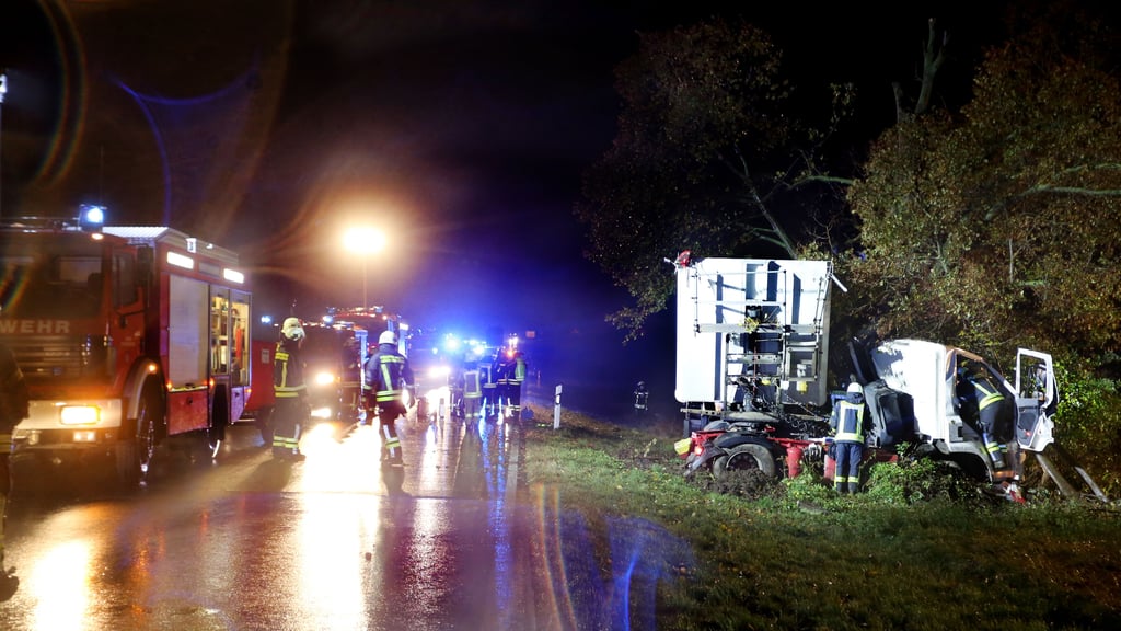 Verkehrsunfall am Freitagmorgen: Ein 74-jähriger Lkw-Fahrer kam zwischen Winningen und Schneidlingen mit seinem Laster von der Straße ab. Er verstarb noch an der Unfallstelle.