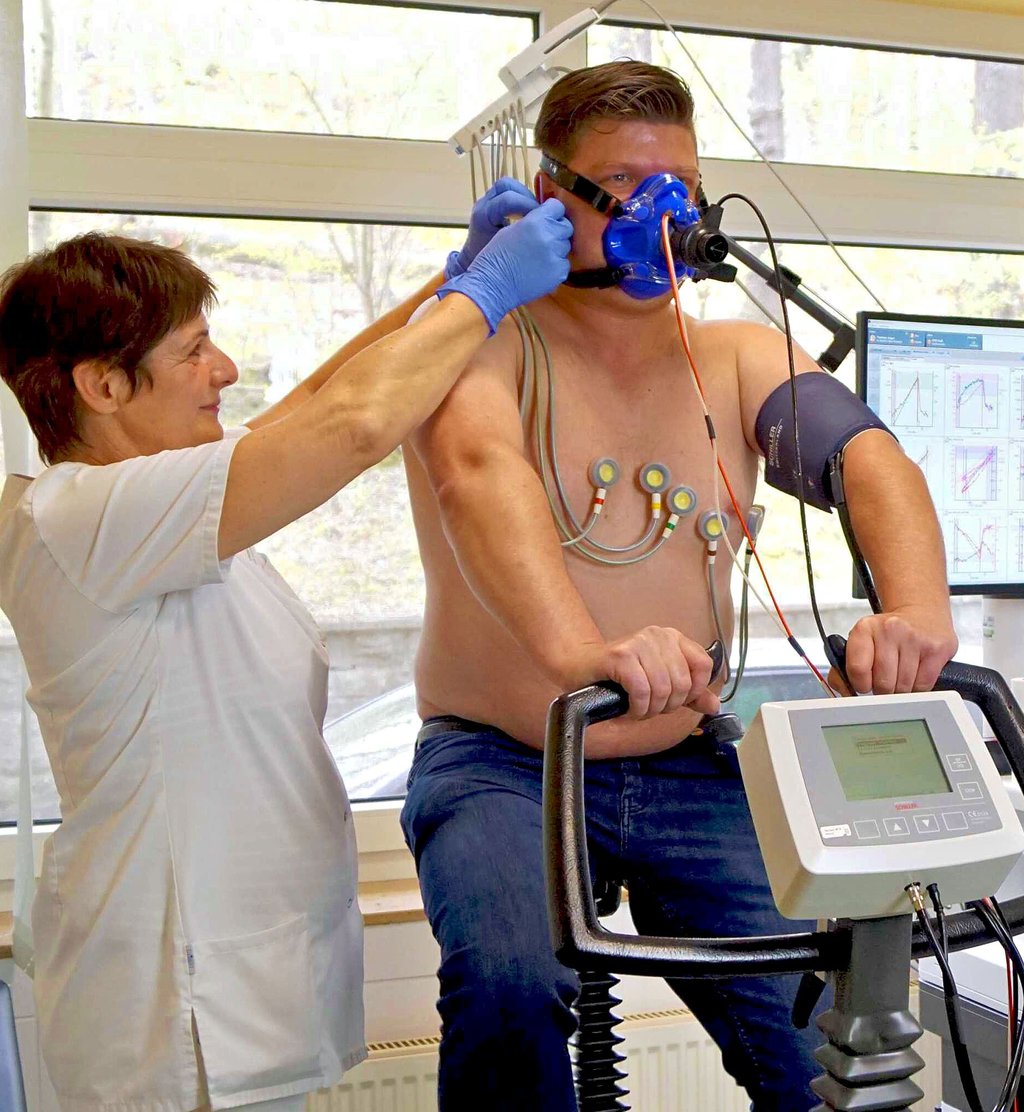 Mit Hilfe der so genannten Spiroergometrie wird in der Paracelsus-Harzklinik die Belastbarkeit der Lunge und des Herzkreislaufsystems von Long-Covid-Patienten gemessen.