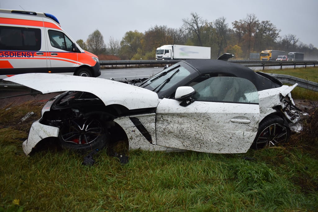 Der Fahrer wurde bei dem Unfall leicht verletzt.