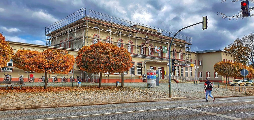 Die Nordfassade des Bahnhofs ist eingerüstet. Sie erhält frische Farbe.
