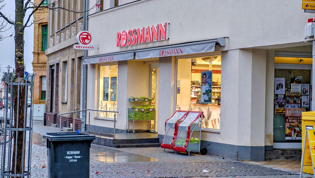 Die Rossmann-Filiale in der Coswiger Innenstadt hegt laut Bürgermeister Axel Clauß konkrete Umzugspläne.