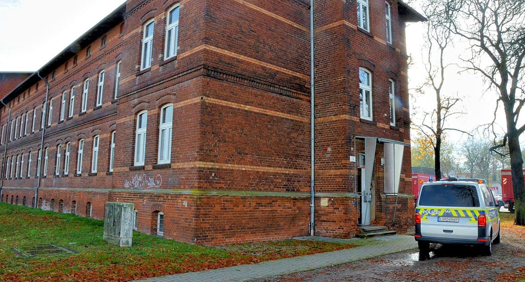 Am Freitag inspizierte die Polizei das Obdachlosenheim. Unter anderem war auch die Spurensicherung am Hohen Weg in Stendal im Einsatz.