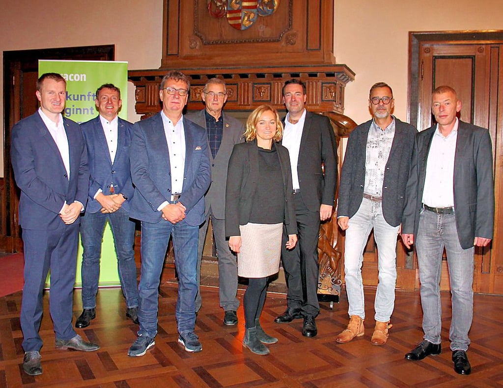 Im Neuen Schloss in Tangerhütte wurde das Wärmeversorgungs-Projekt mit Wohnungsunternehmen und Vertretern der „Avacon Natur" sowie Bürgermeister und Ortsbürgermeister von Tangerhütte vorgestellt.