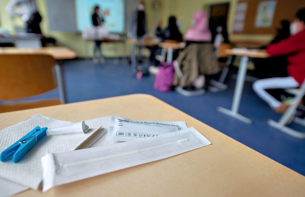 Jeden Morgen Tests auspacken, an die Schüler verteilen, danach entsorgen, Listen führen und notfalls das Gesundheitsamt anrufen. Für die Schulen macht der tägliche Aufwand dennoch Sinn. Allerdings stößt der neue Umgang mit Mitschülern Infizierter auf Kritik.