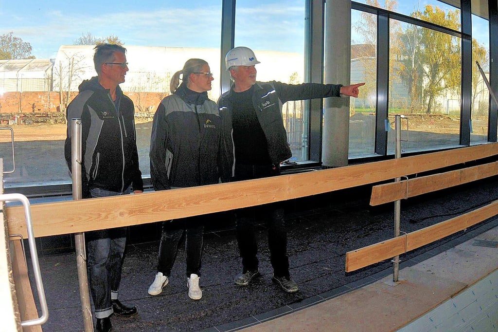 Architekt Holger Sieg, Katharina Stephen von der Stadtverwaltung Oschersleben und Bauleiter Thomas Wend während einer Baubesprechung.