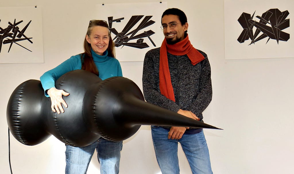 Mariel Poppe und Tareq Alghamian, Stipendiaten des Kunstvereins Röderhof, freuen sich auf viele interessierte Besucher zum morgigen Tag des offenen Ateliers.