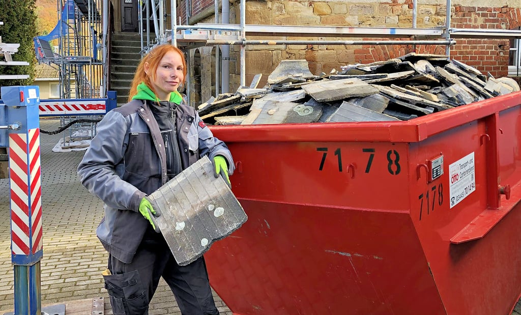 Maya Smid kann zupacken, sie wird seit September bei der Stößener Firma Dach-Helm zur Dachdeckerin ausgebildet.