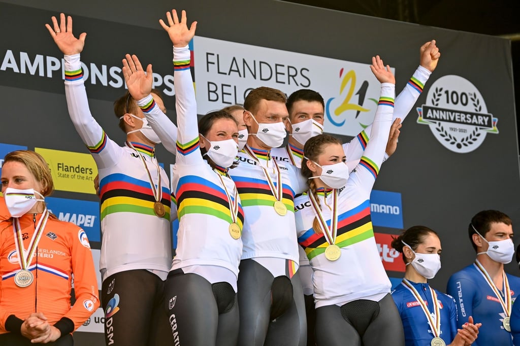 Das deutsche Team um Tony Martin (M) jubelt mit der Goldmedaille auf dem Podium.