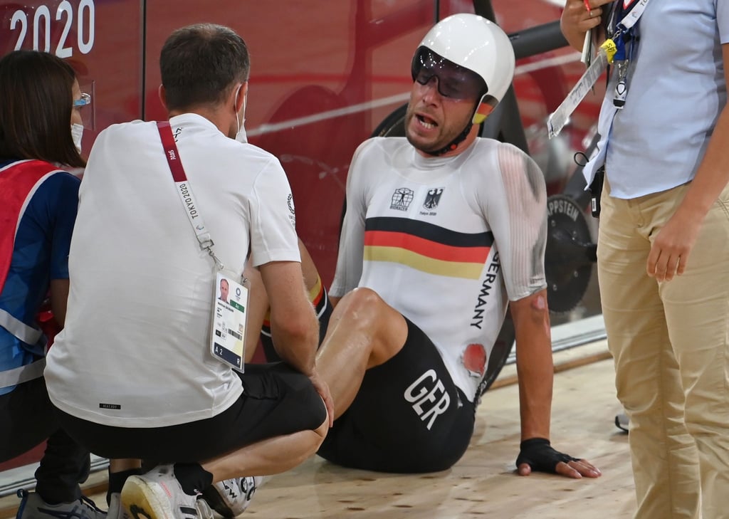 Roger Kluge sitzt nach einem Sturz im Izu Velodrome auf dem Boden.