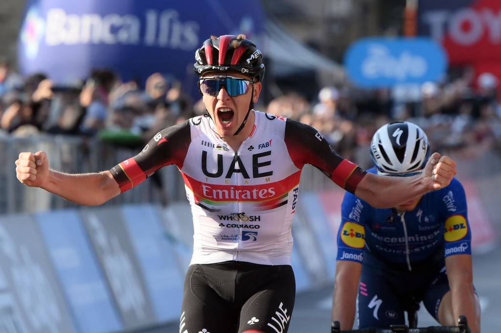 Der Slowene Tadej Pogacar (l) vom UAE Team Emirates feiert seinen Sieg bei der 115. Lombardei-Rundfahrt.