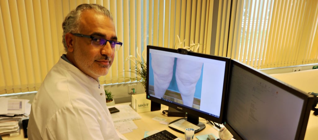 Bchar Ibrahim, Chefarzt der Klinik für Plastische, Ästhetische und Handchirurgie am Klinikum Magdeburg, begutachtet vor der Liposuktion bei einer Patienten die Bereiche, wo das Fett abgesaugt werden muss und wo nicht.